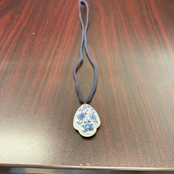 Avon “Lotus Blossom” Blue and white corded Necklace NIB vintage 1991 - Picture 2 of 6